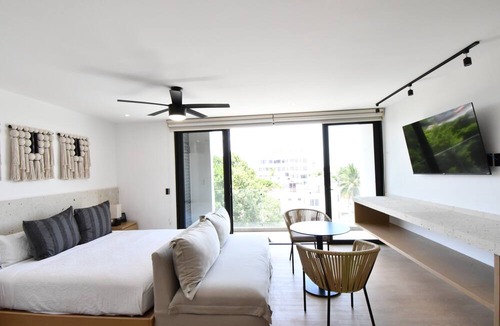 Luis Donaldo Colosio Apartment | Kumaru Suites by The Spot Rentals