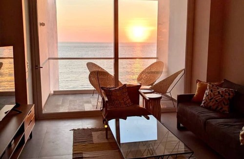 Las Glorias Apartment | Chic Oceanfront Studio Loft – Unique Art & Views