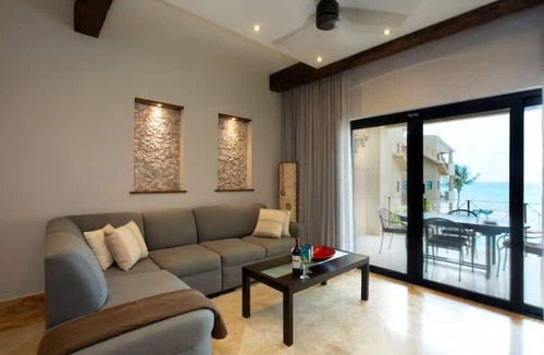 Centro Condo | Amazing Beachfront Condo with Pool and Beach - Luna Encantada G2