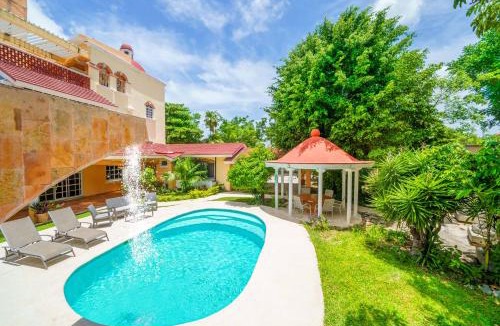 Alfredo V. Bonfil Villa | 5 Bedroom Luxury Villa with Private Pool and Security - fits 12