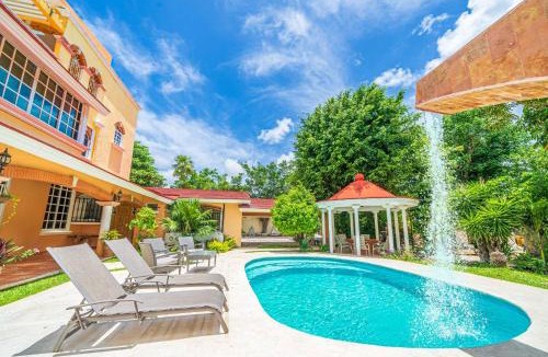 Alfredo V. Bonfil Villa | 5 Bedroom Luxury Villa with Private Pool and Security - fits 12