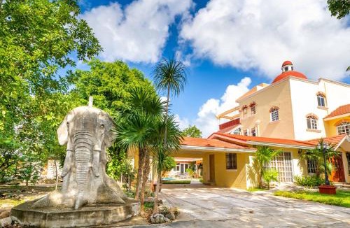 Alfredo V. Bonfil Villa | 5 Bedroom Luxury Villa with Private Pool and Security - fits 12