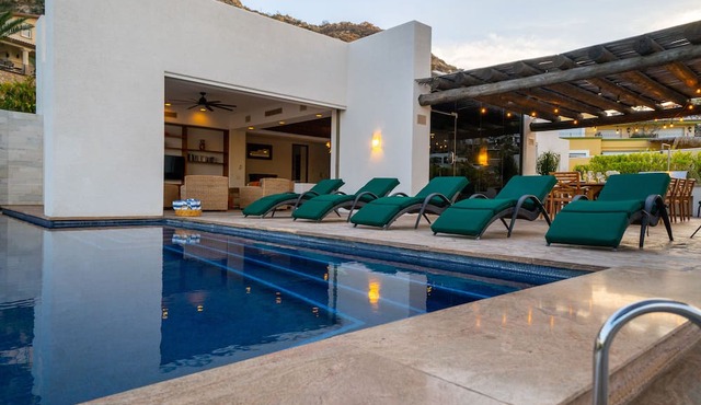 Contemporary, clean, spacious ocean view villa, huge pool, 2 blocks from Marina