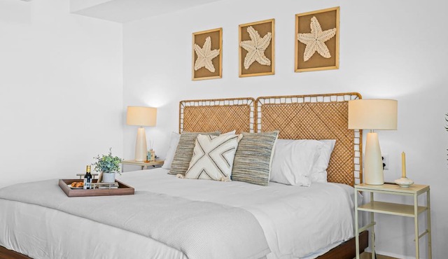 Stylish Beachfront 2BR - Balcony & Pools