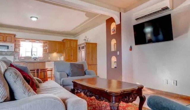 Casa Del Mar: A/C, Pool, WiFi, 4 Mins to Malecón
