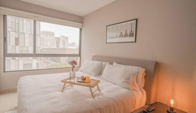 1BR|1BA Apartment W/pool, gym, high speed WiFi, located just a 3-minute walk from the new U.S. Embassy