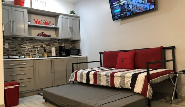 Affordable & Super Modern 2 Bed Condo - Close To the Beach