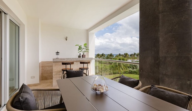 Great Ocean View Steps from the Beach sleeps 6