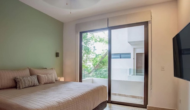 Oceanview Rooftop Pool, Gym, 1 Block to 5th Ave