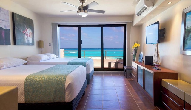 Luxury Villa at the feet of the sea In Cancun