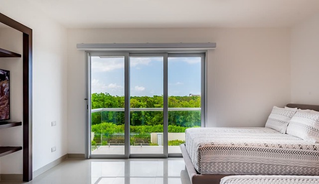 Ocean View Apartment 2 bedroom 2 bath Beach Accesible