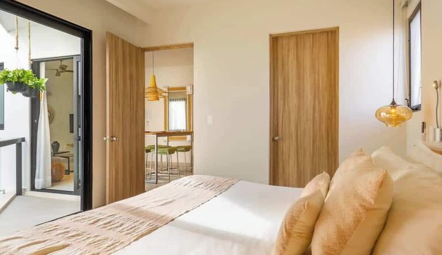 Stylish Condo 1 Block to Beach & Rooftop Pool