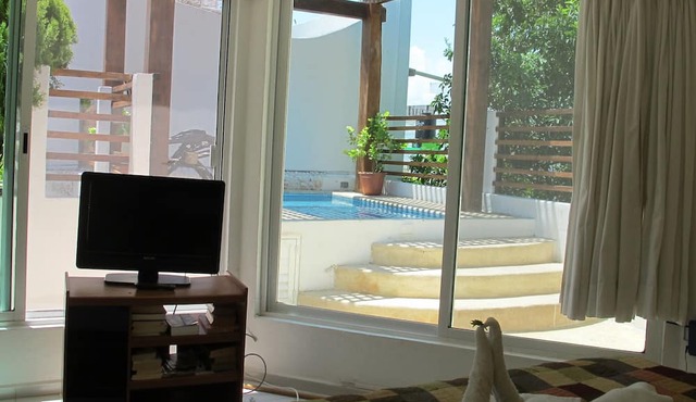 Charming Penthouse, FREE INTERNET, CABLE and SAFE DEPOSIT BOX