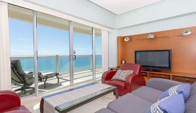 Luna Blanca 702 Beautiful 3 Bedroom Ocean View!