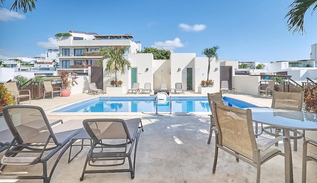 Poolside Oasis | BBQ | steps to beach & 5th avenue
