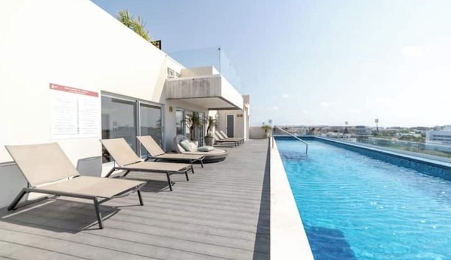 Beautiful view and location, roof terrace with sea view!