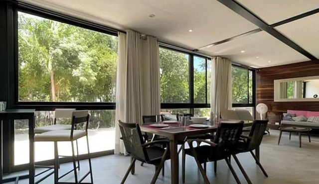 Fast wifi/10 min from beach/Rooftop jacuzzi/gym