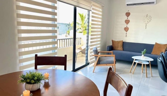 Las Hadas: City Condo with Pool