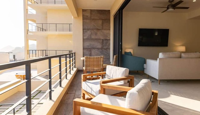 3BR Condo: Partial Sea View, Pool & Jacuzzi