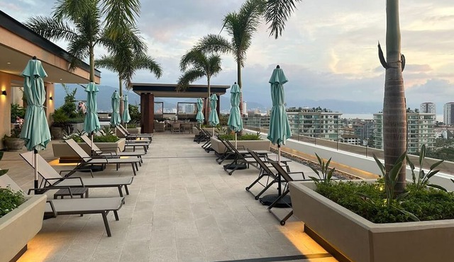 New Luxurious 2-Bed Condo Sleeps 4, 8 minute walk to the Marina