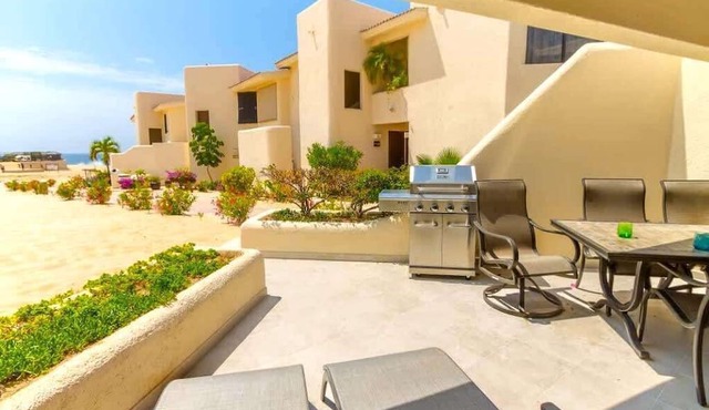 Beachfront Patio on Sand, Pool & Ocean Views