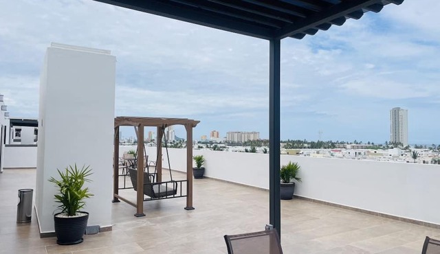 Marina Cerritos 310: Rooftop, Pools & Near Beach