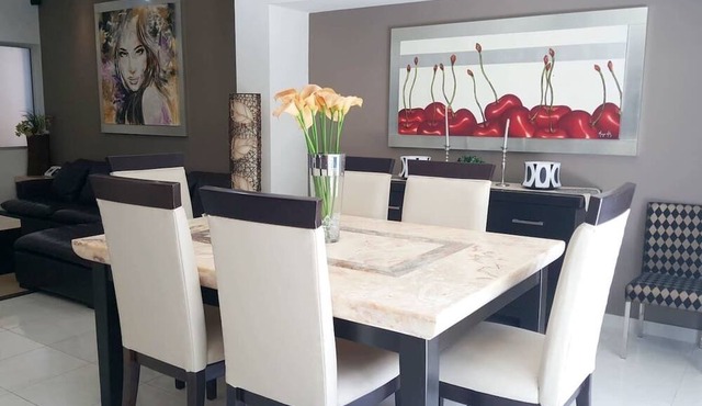 Modern Romantic Poolside Stay, Beach 10min Drive