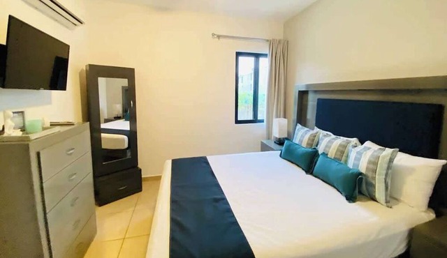 Modern Condo, Great Pool, Beach 5 mins