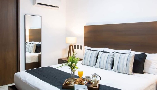 A Serene Haven, Private Terrace, Hot Tub, SmartTVs