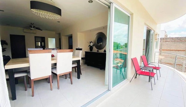 Newly Remodeled, Private Balconies, Pool and BBQ