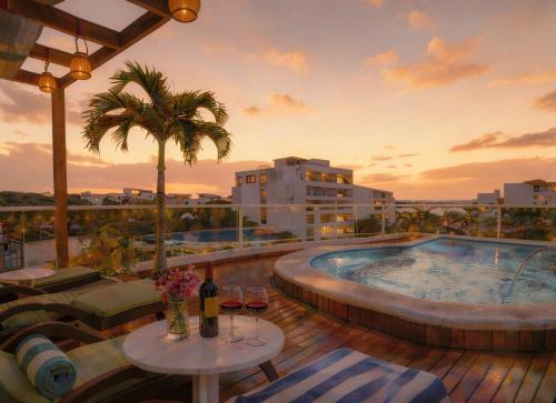 Pool & Patio 1BR 2BR Suites Sleeps 2-8, Beach & 5th Ave 10 Min, New Chedraui 15 Min, Kitchen WiFi AC