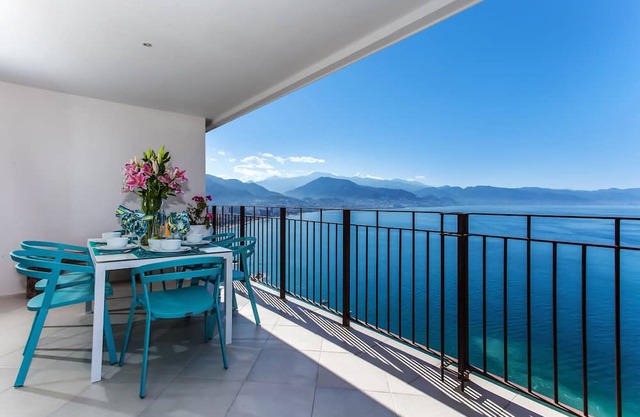 Spectacular views beachfront 25th floor condo